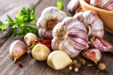 4 Μύθοι σχετικά με την κατανάλωση σκόρδου