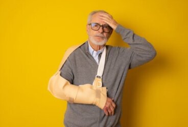 11 Πιθανές αιτίες για τον πόνο στο δεξί χέρι