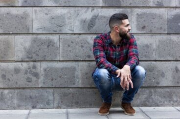 Στυλ του ξυλοκόπου: Πώς να ταιριάξετε καρό πουκάμισα