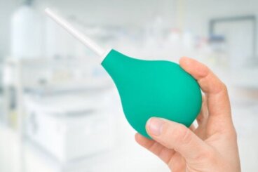 Πώς να κάνετε ένα κλύσμα στο σπίτι και οι κίνδυνοι