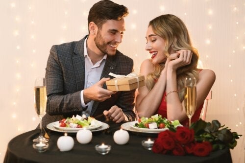 Τι είναι το Love Bombing και πώς να το εντοπίσετε