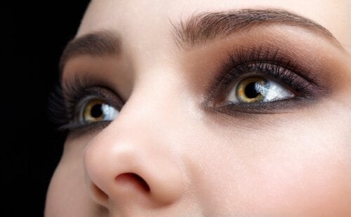 Υγρό eyeliner ή μολύβι ματιών: Ποιο είναι καλύτερο;