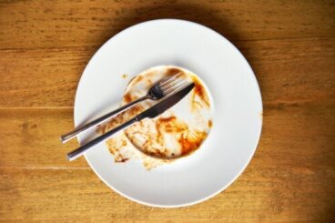 Πώς να καθαρίσετε τα λερωμένα πιάτα από πορσελάνη