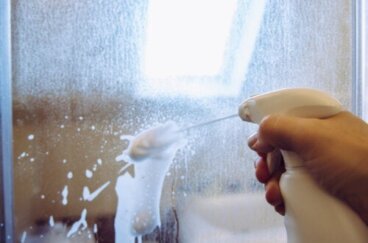 Πώς να αφαιρέσετε τη σιλικόνη από γυαλί και άλλες επιφάνειες