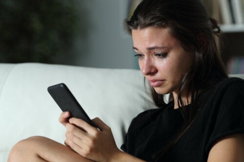 8 σημάδια κακοποίησης στο WhatsApp