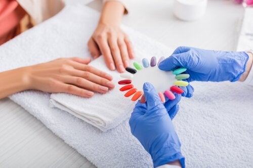 Press-on nails: Τι είναι, πλεονεκτήματα και μειονεκτήματα