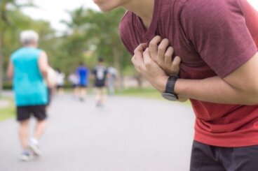 Πόνος στο στήθος στη δεξιά πλευρά: 9 πιθανές αιτίες