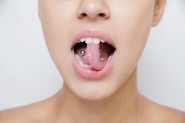 Σκουλαρίκια στο στόμα και οι συνέπειες για τη στοματική υγεία