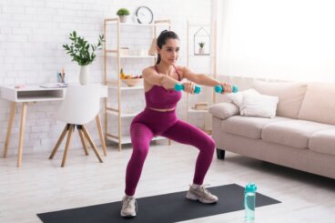 13 ασκήσεις με αλτήρες για να ενισχύσετε την κοιλιά σας