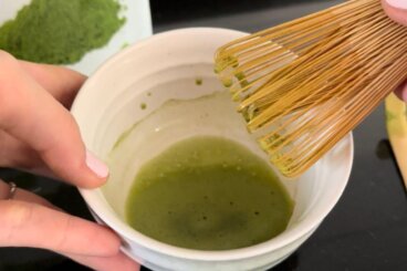 Πώς να προετοιμάσετε το τσάι Matcha: Συνταγές και κόλπα