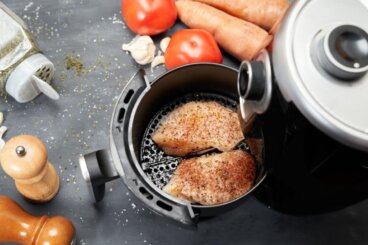Πώς να φτιάξετε ζουμερό στήθος κοτόπουλου στη φριτέζα αέρος