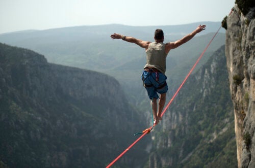 Γυμναστείτε στο Slackline: Τι είναι και ποια είναι τα οφέλη του