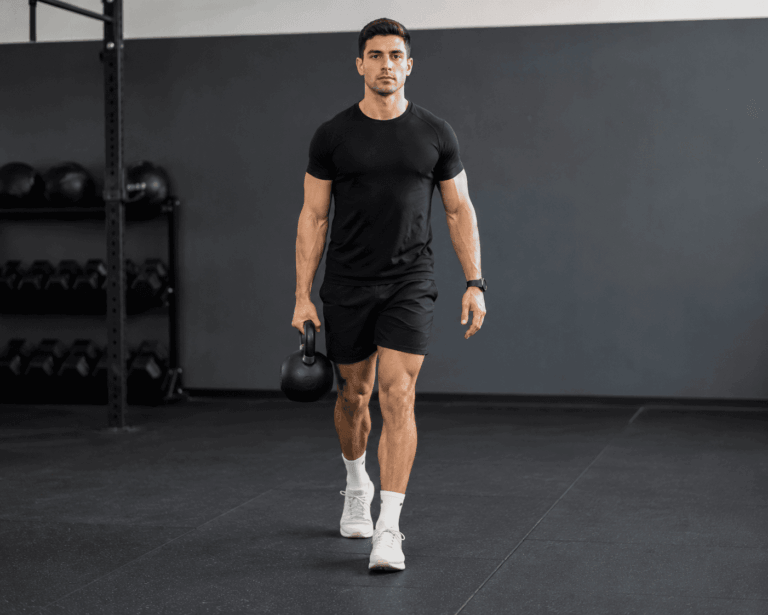 Περπατήστε όρθιοι με ένα βάρος στο ένα χέρι, αναγκάζοντας τον κορμό σας να εργαστεί διπλά για να αποτρέψει το σώμα από το να γείρει.