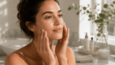 Λαμπερό δέρμα χωρίς τη χρήση highlighter: η ρουτίνα για να αποκτήσετε μια ακτινοβόλα όψη