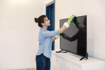 Η οθόνη της τηλεόρασης έχει σκόνη και δακτυλικά αποτυπώματα; Μια μέθοδος καθαρισμού που δεν αφήνει γρατσουνιές ούτε ίχνη