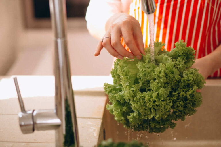 Πώς να πλένετε το μαρούλι: 6 βήματα για τη μείωση των βακτηρίων και την αποφυγή της διασταυρούμενης μόλυνσης