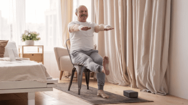 6 ασκήσεις με καρέκλα για τους μηρούς, τις γάμπες και τους γοφούς (ιδανικές αν είστε άνω των 60)