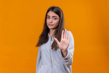 Επιμονή μετά από ένα «όχι»: 6 συμβουλές για να απαντήσετε με αποφασιστικότητα χωρίς να ακουστείτε αγενείς