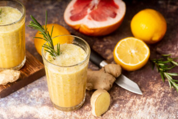 Πώς να χρησιμοποιήσετε το τζίντζερ σε smoothies, λεμονάδες και ζεστά ροφήματα χωρίς να είναι πολύ πικάντικο